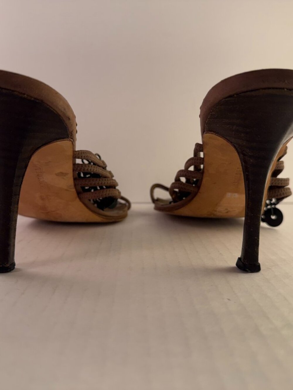 BROWN MANOLO BLAHNIK SUEDE SANDALS WITH METAL ACCENTS - Picture 6 of 8